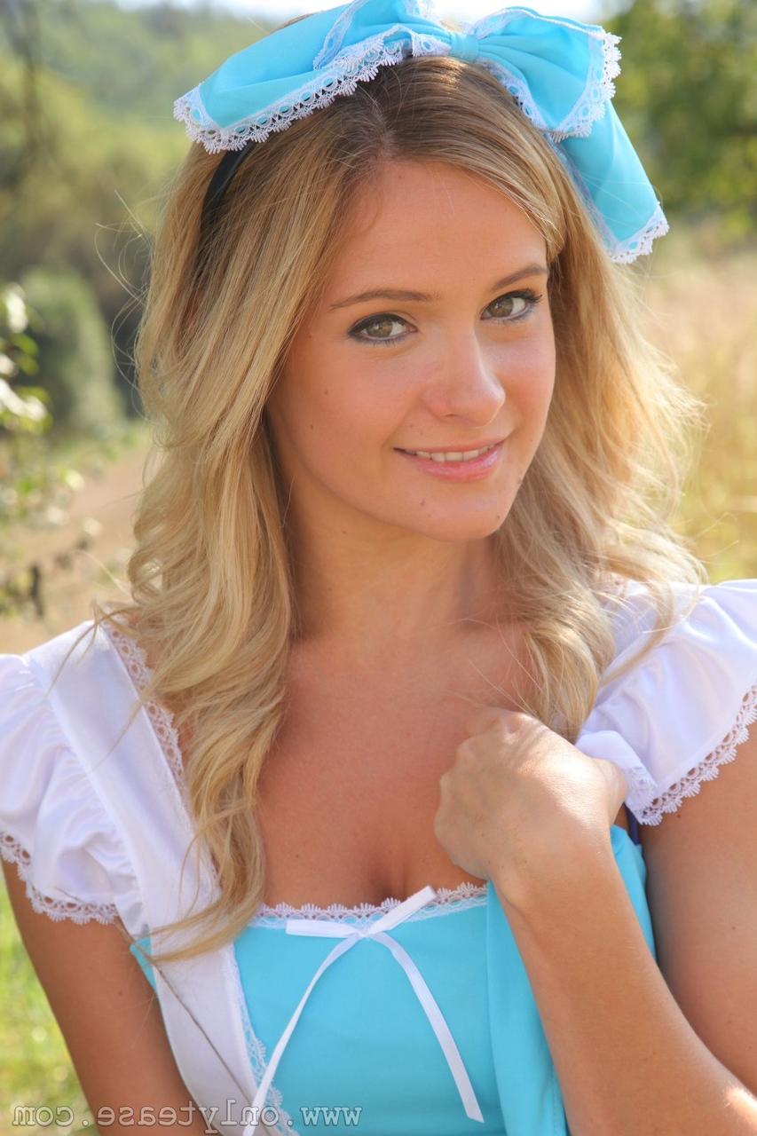 20P Das Cosplay-Babe Elle Richie entblößt ihre schönen Titten bei einem sexy Outdoor-Striptease