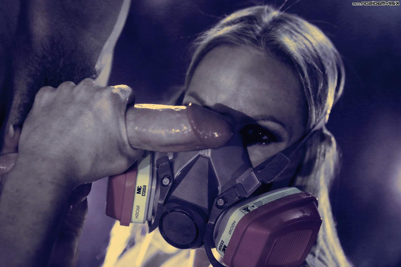 17P Mãe loira com peitos grandes Kelly Madison agrada tesão duro com máscara no rosto
