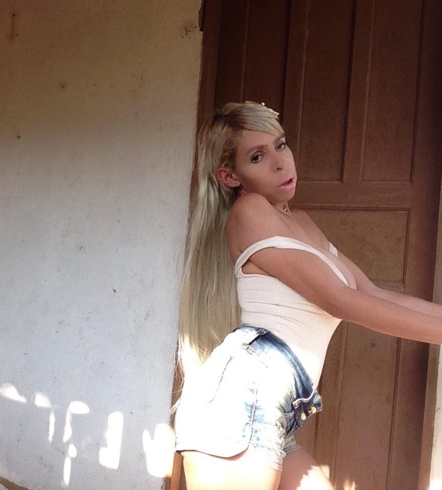 18P Die süße blonde Latina Carla Brazil enthüllt im Freien ihren runden Hintern und ihre großen Brüste