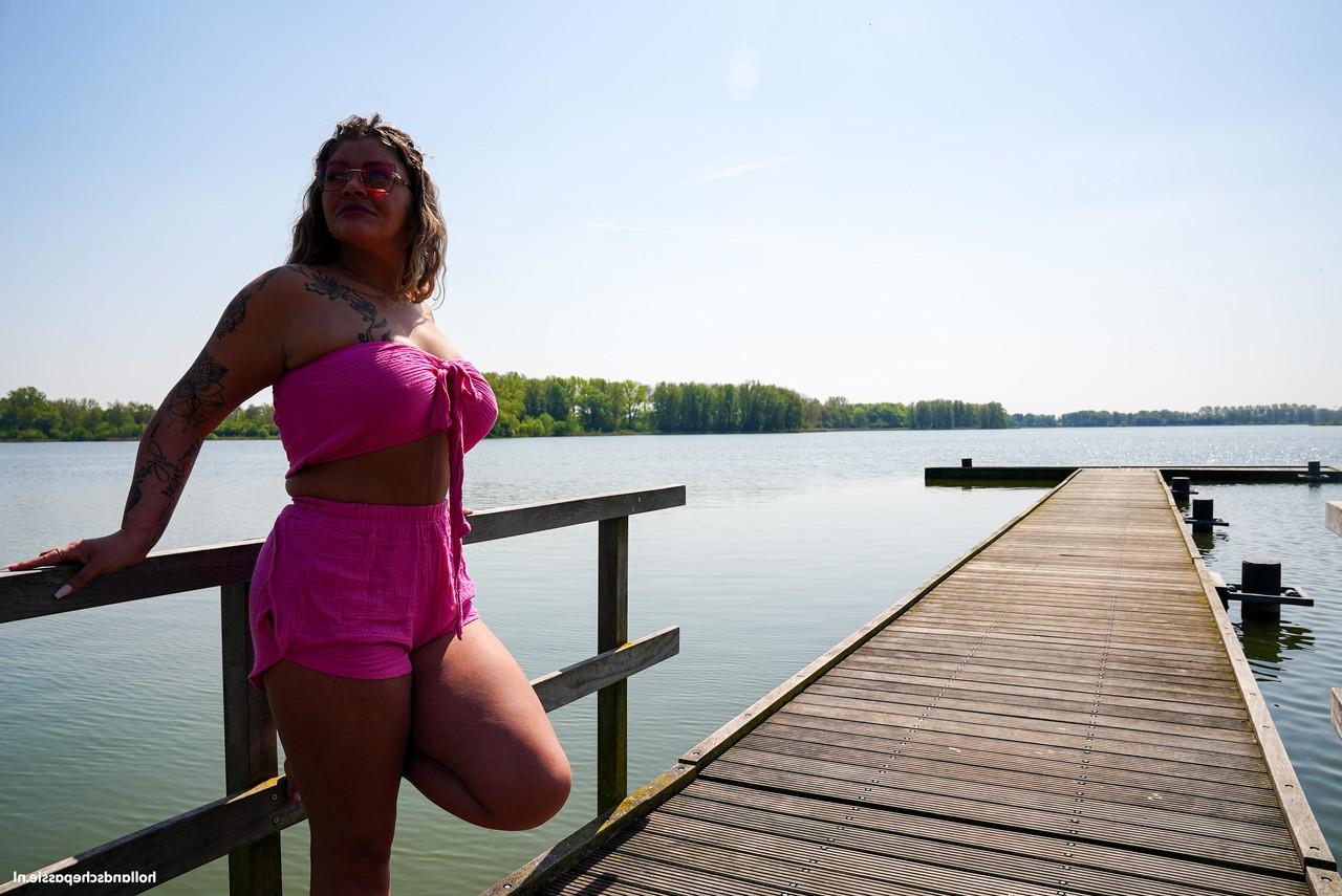 20P La traviesa gorda Gaby Hofstede muestra sus jugosas tetas y su gran culo al aire libre