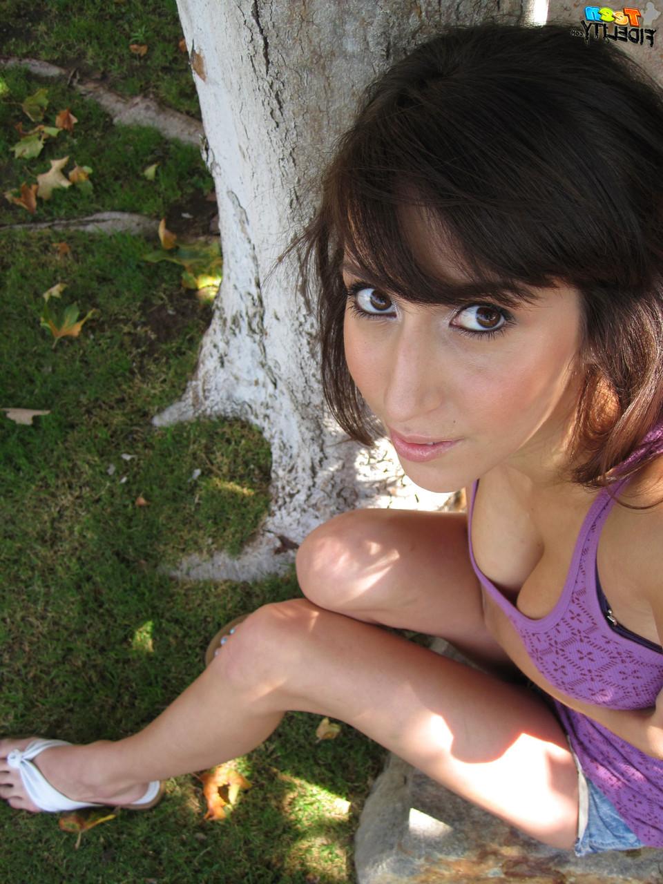 18P A adolescente latina April O'Neil posa vestida ao ar livre e mostra seu mamilo duro
