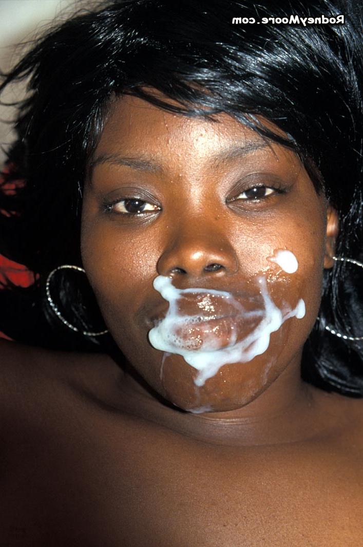 20P A encantadora gata de ébano Chocolate Honeys faz um enorme tratamento facial depois de fazer sexo infravermelho