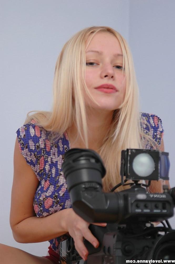 15P Süßer blonder Teenager zieht sich über einem Stofftier völlig nackt aus