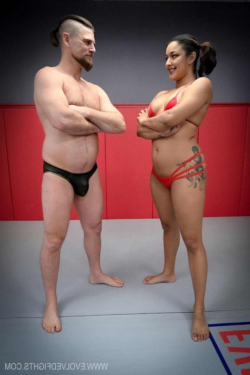 20P Daisy Ducati, une jeune tatouée avec des nattes, se fait baiser après une dure lutte.