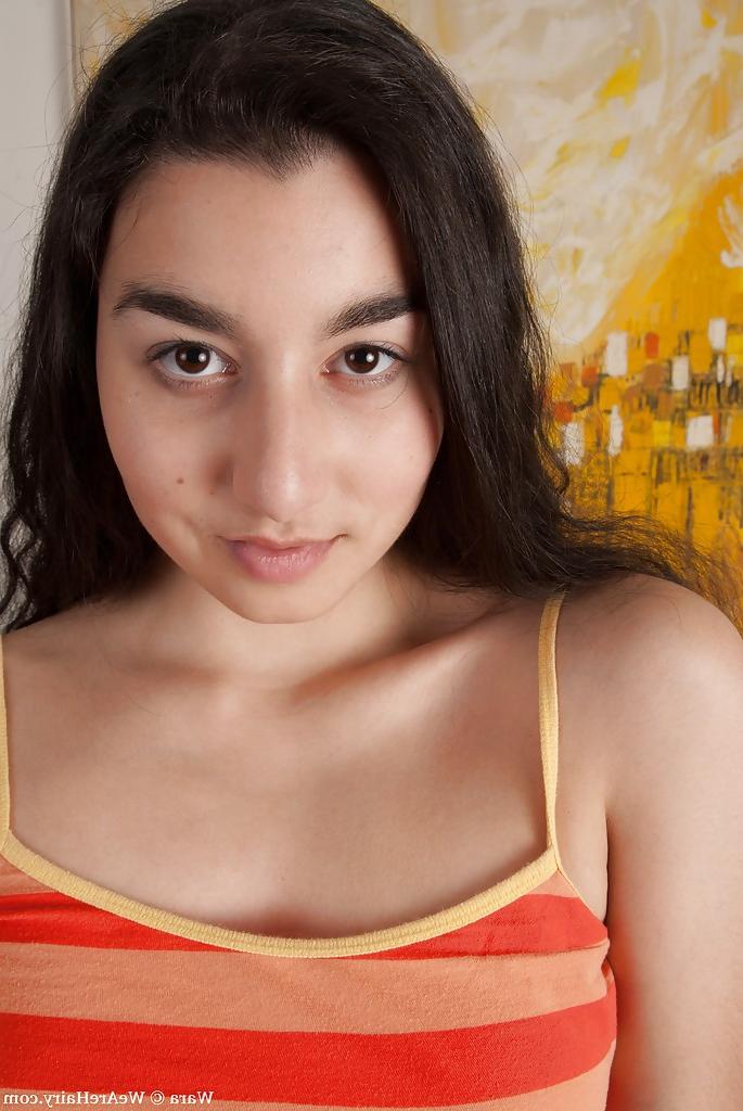 16P Fickbares brünettes Luder mit großen Titten zieht sich aus und entblößt seine buschige Möse