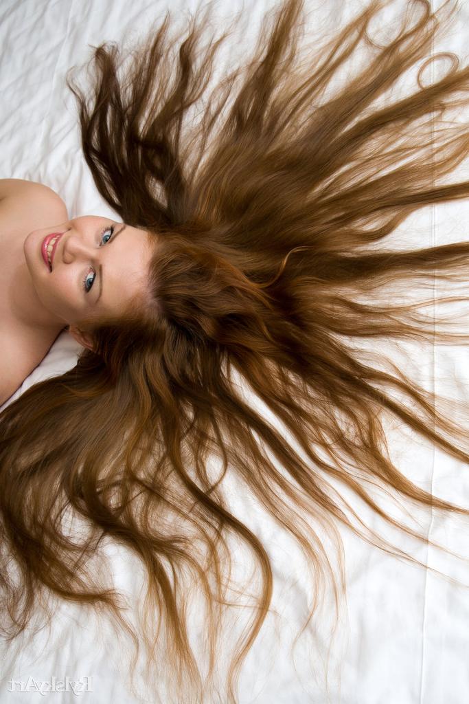 16P Die schöne Rothaarige Elisia zeigt nackt auf einem Bett ihre langen Haare
