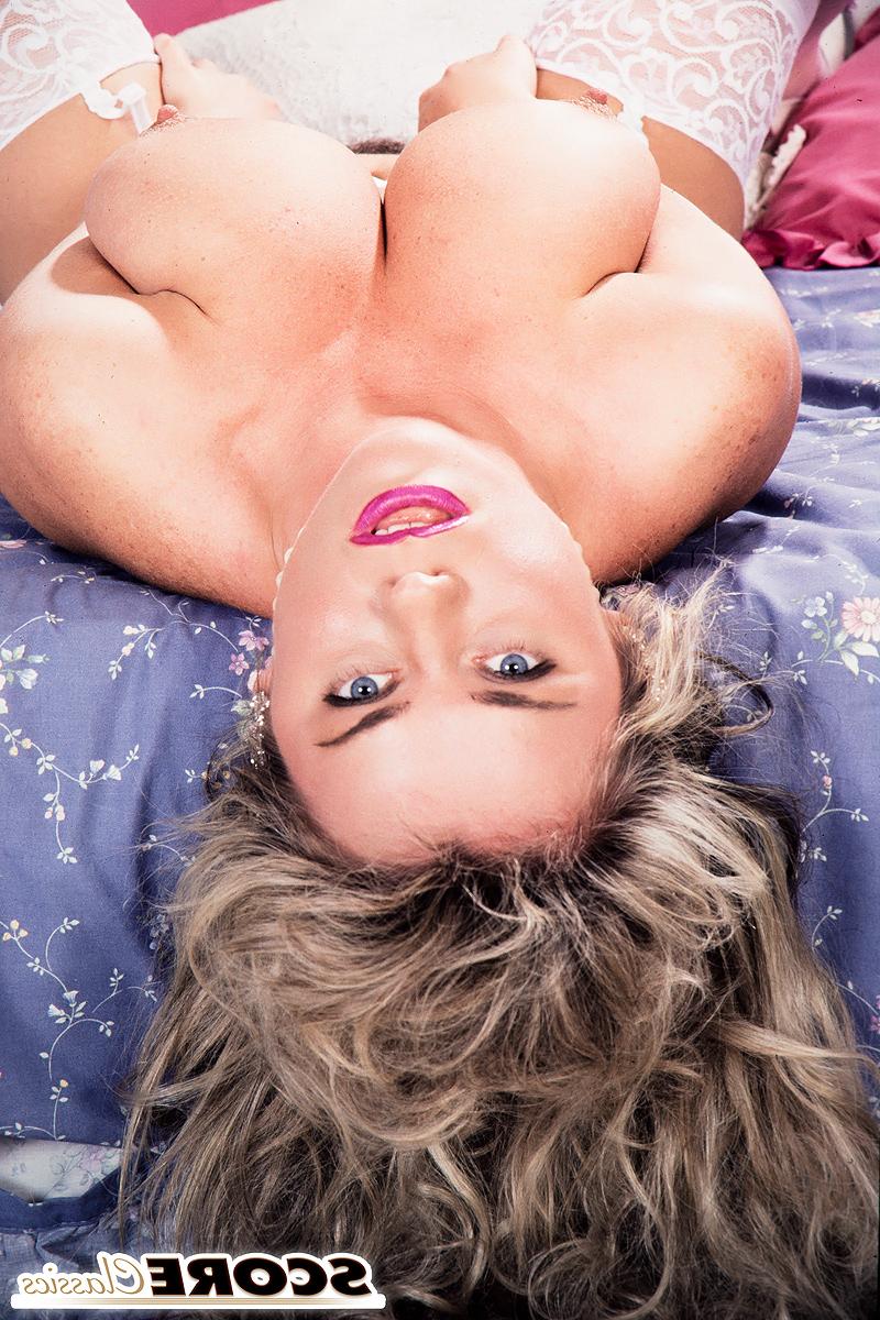 16P Experienced busty model Michelle Willings with hairy pussy lays in the bed