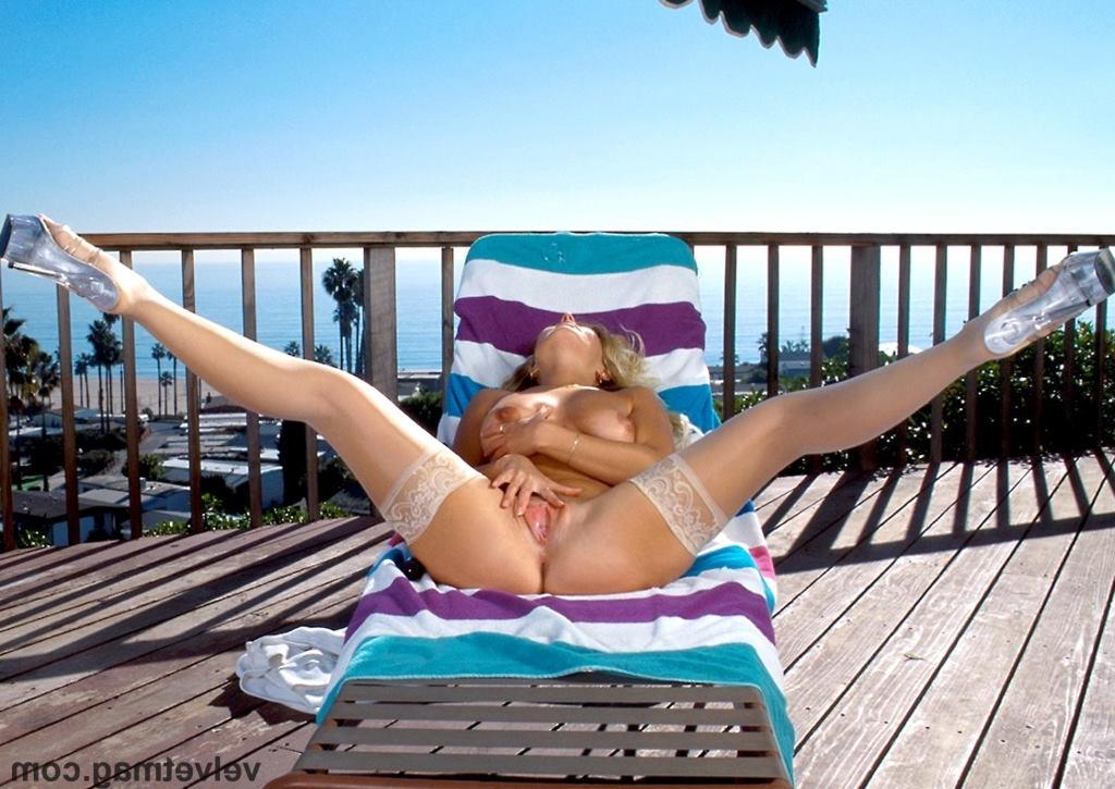 20P La estrella porno rubia con un culo caliente Petra juega con su chocho al aire libre usando medias