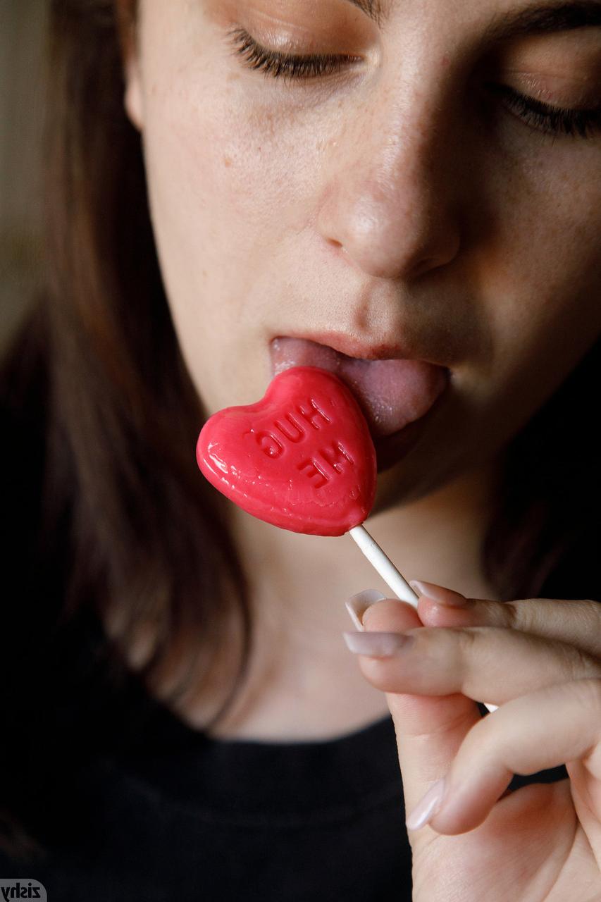 12P A amadora Milly Marks exibe seus peitos grandes incríveis enquanto lambe um pirulito
