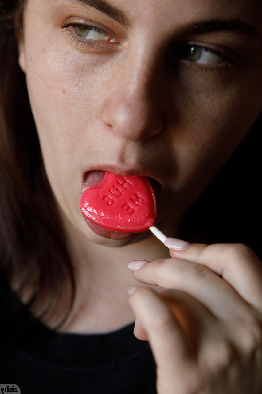 12P A amadora Milly Marks exibe seus peitos grandes incríveis enquanto lambe um pirulito