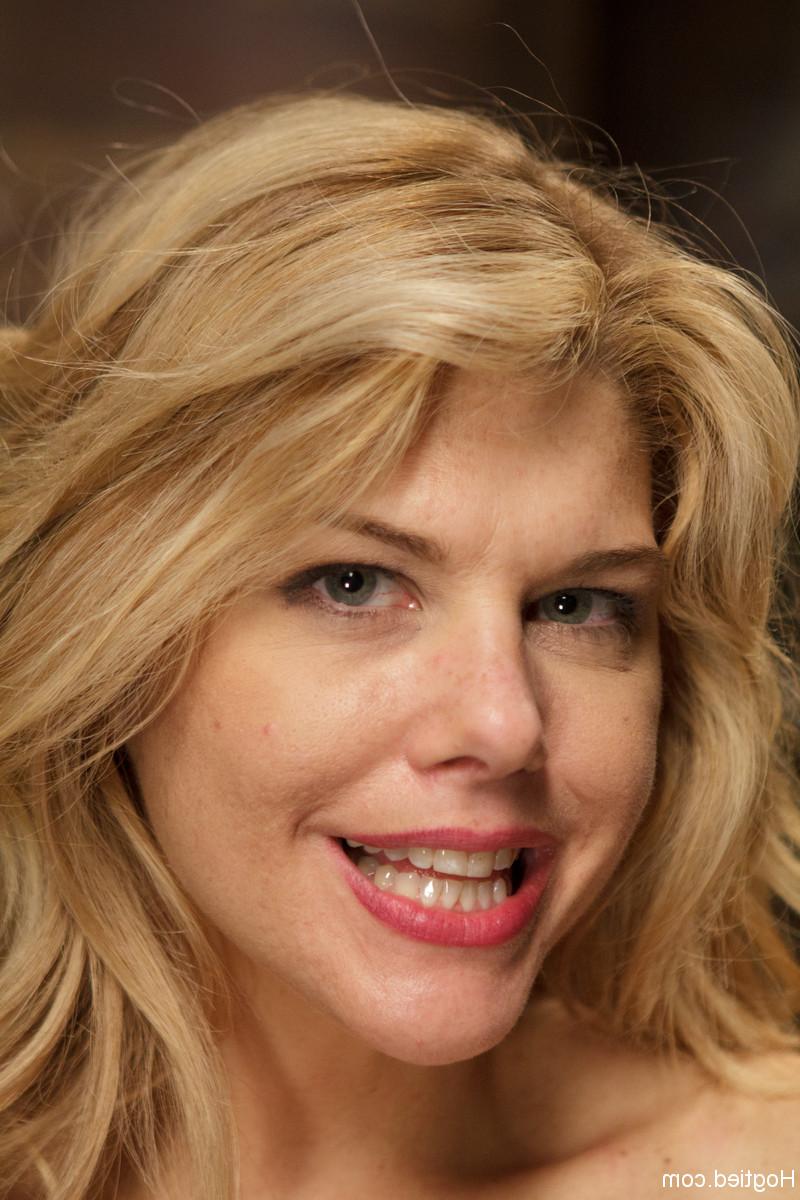 20P Die blonde Schlampe mit riesigen Titten Carissa Montgomery wird beim Fesseln brutal bespielt