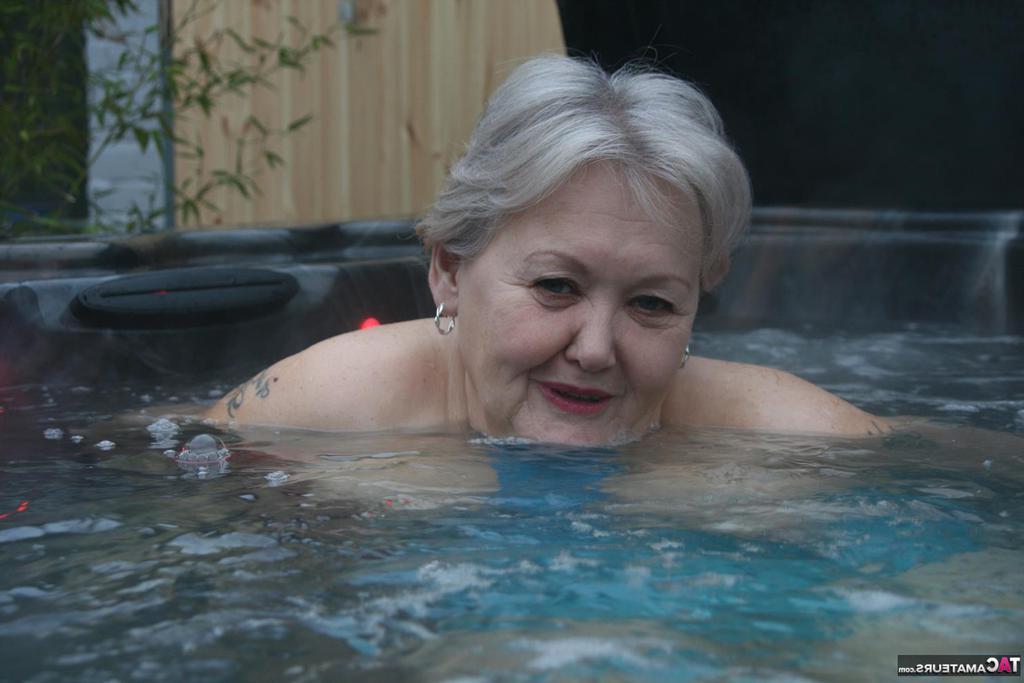20P Chubby nan Valgasmic Exposed shows her tits and pussy in an outdoor hot tub