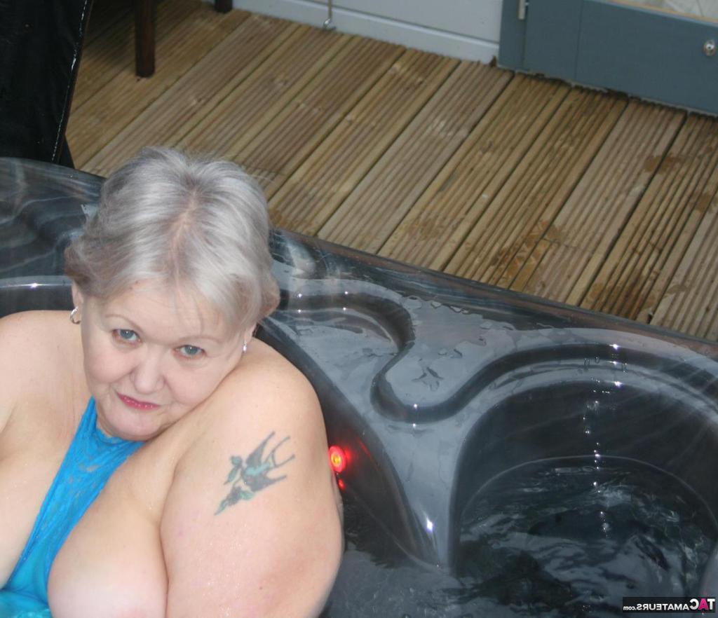 20P Chubby nan Valgasmic Exposed shows her tits and pussy in an outdoor hot tub