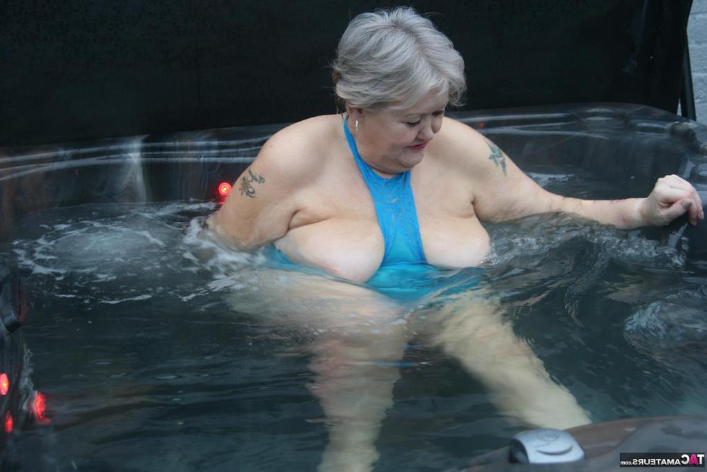 20P Chubby nan Valgasmic Exposed shows her tits and pussy in an outdoor hot tub