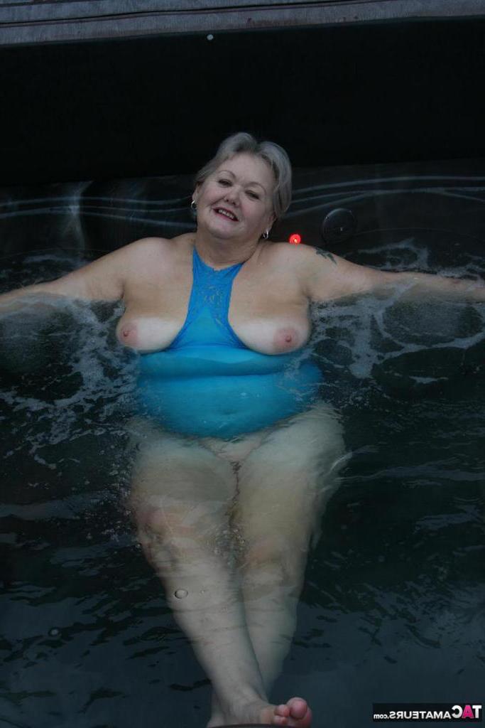 20P Chubby nan Valgasmic Exposed shows her tits and pussy in an outdoor hot tub