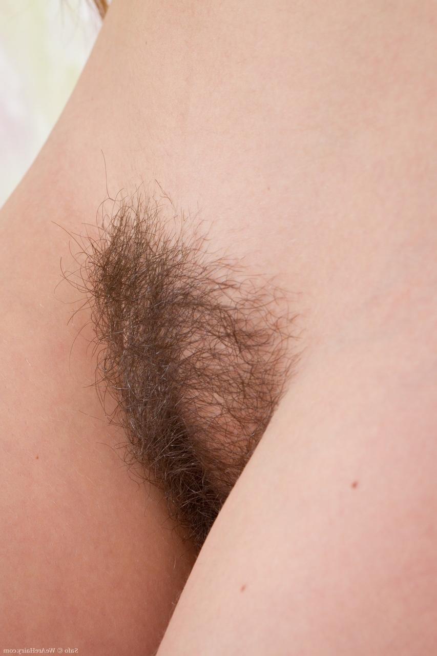 20P Safo, une petite fille aux seins, enlève ses sous-vêtements et dévoile son pubis vaginal.