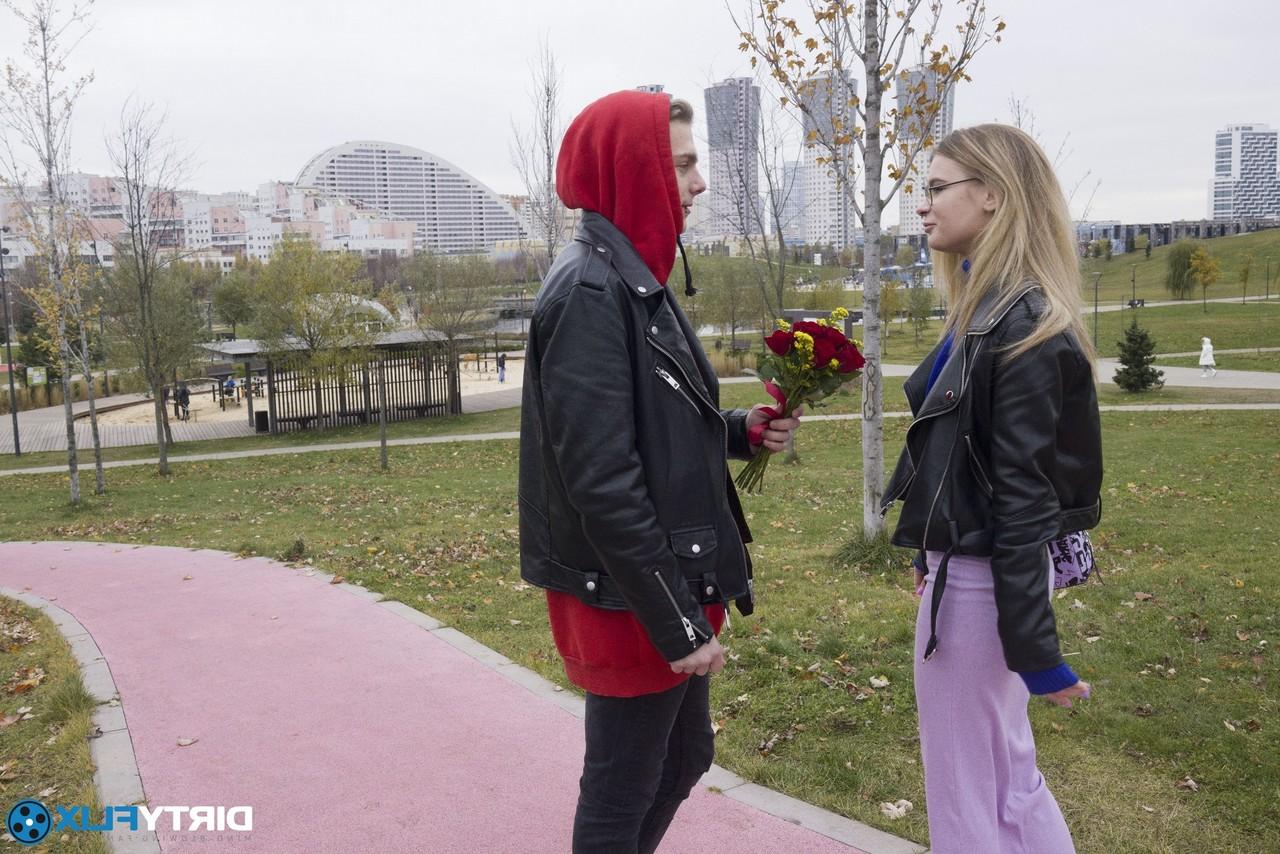 20P La rubia nerd Iris recibe cunnilingus y una buena polla en diferentes posiciones