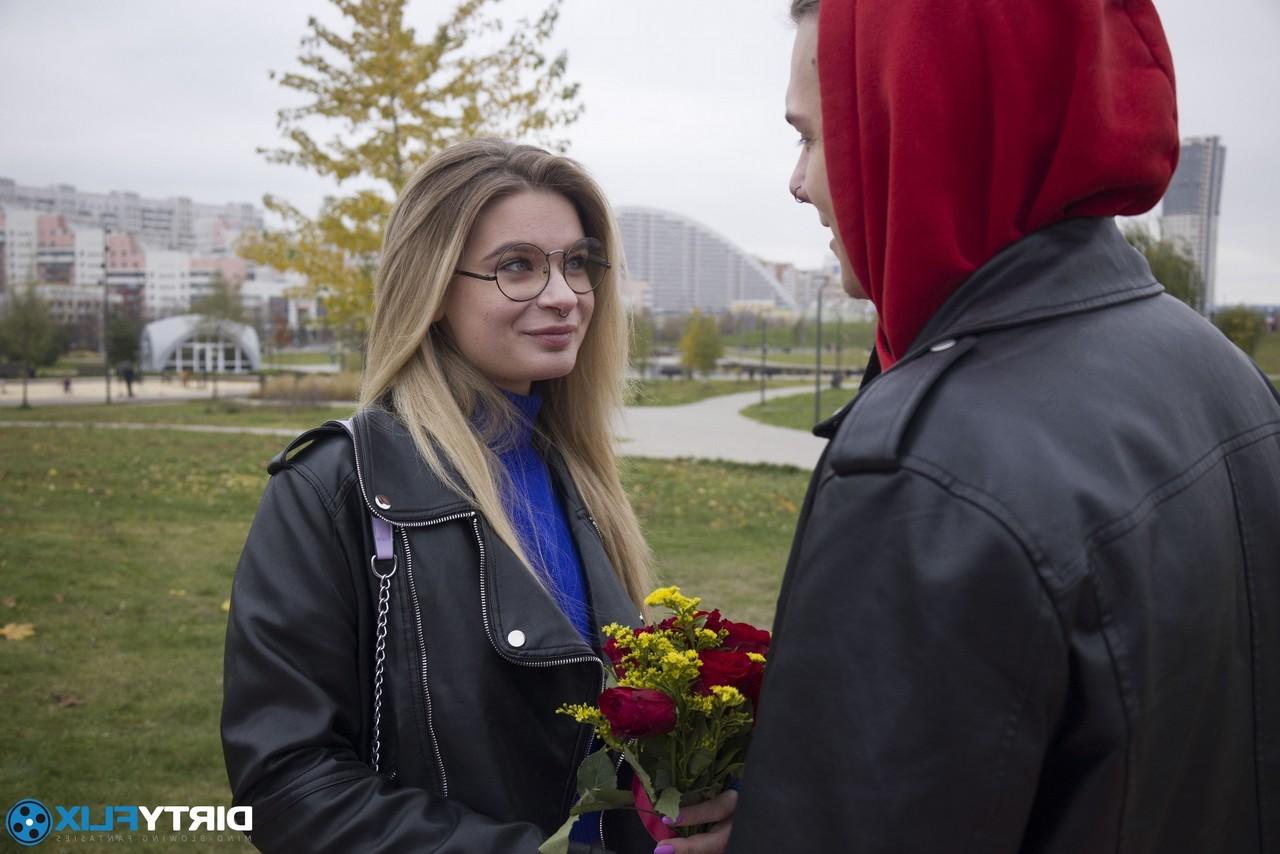 20P La rubia nerd Iris recibe cunnilingus y una buena polla en diferentes posiciones