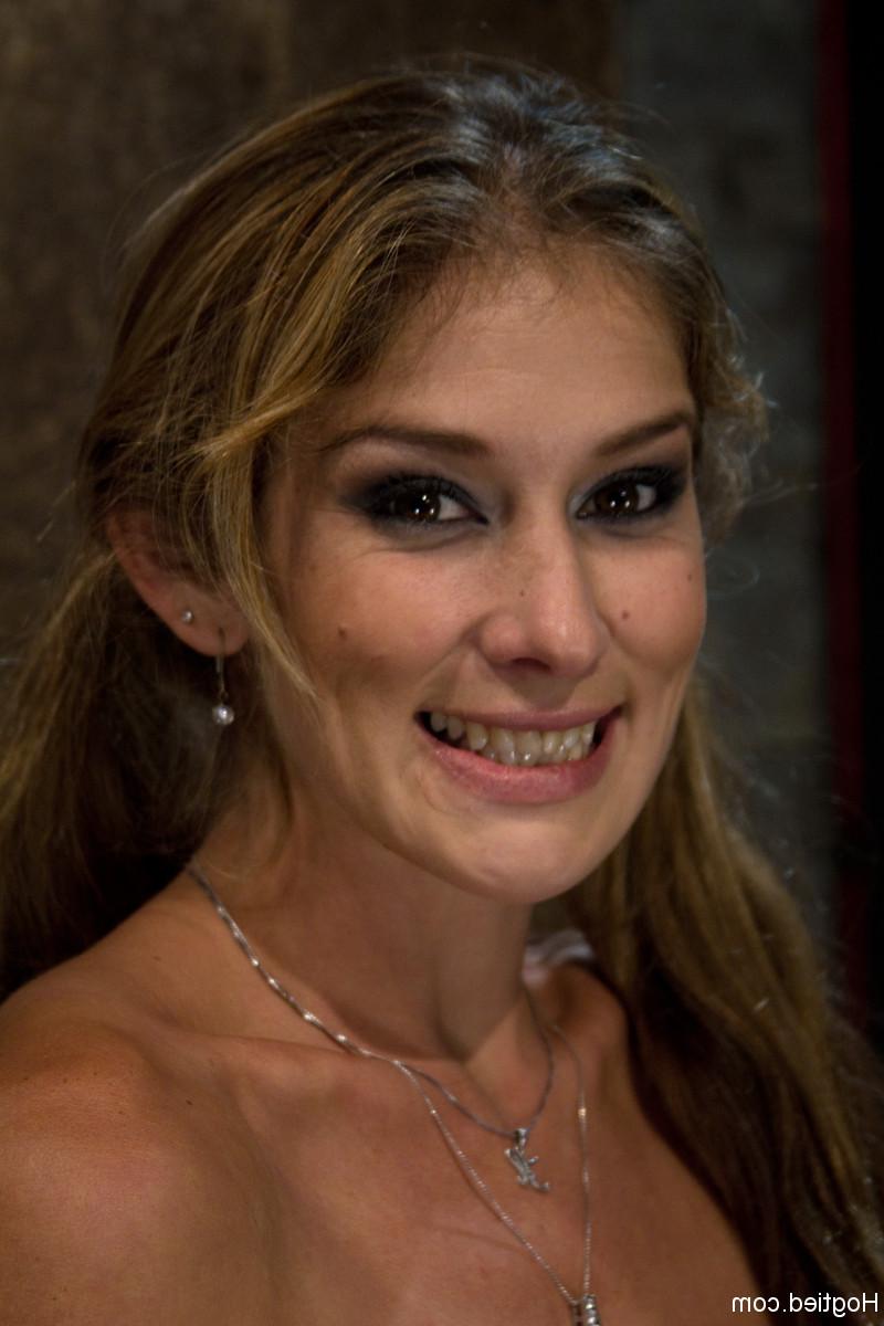 20P A morena americana Felony tem as mamas grandes amarradas e brinca