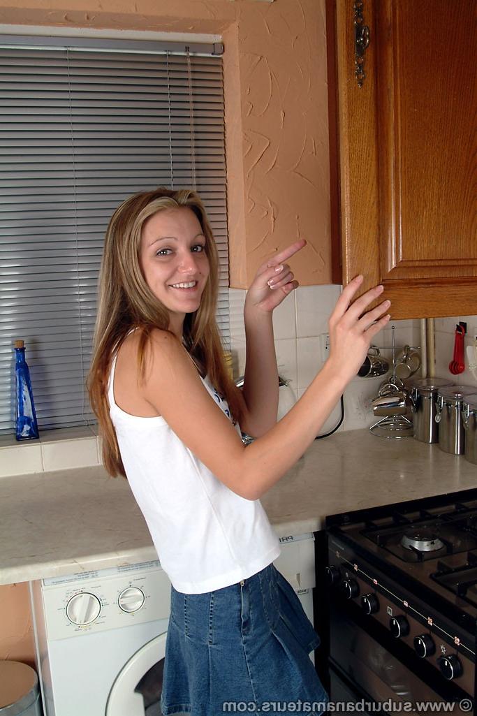 20P La pequeña joven kim b abriendo su carnoso coño en un striptease caliente en la cocina
