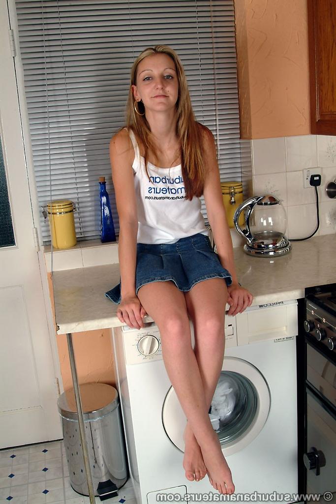 20P La pequeña joven kim b abriendo su carnoso coño en un striptease caliente en la cocina