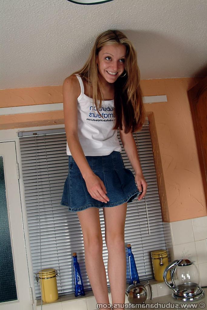 20P La pequeña joven kim b abriendo su carnoso coño en un striptease caliente en la cocina