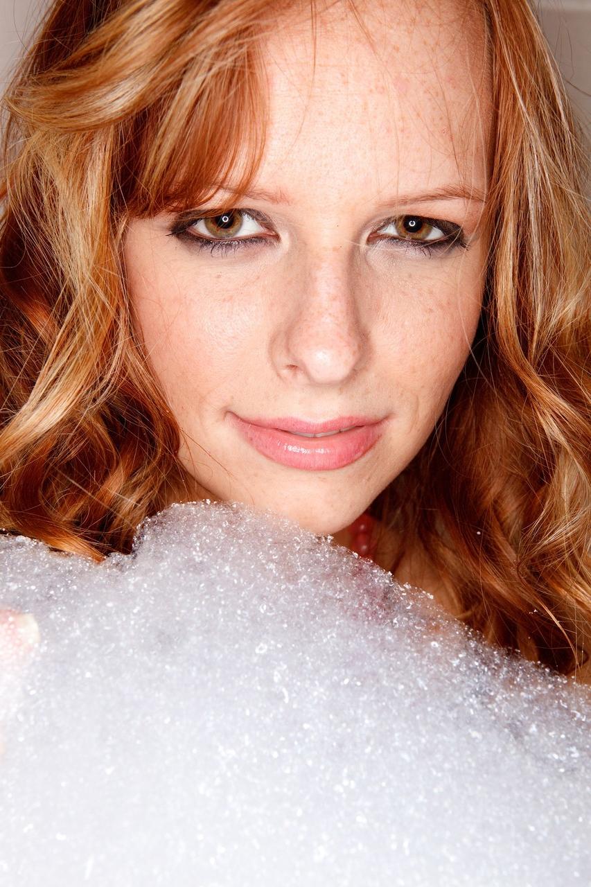 20P Carmen, jeune rousse, se déshabille et douche ses incroyables gros seins et son corps sexy.