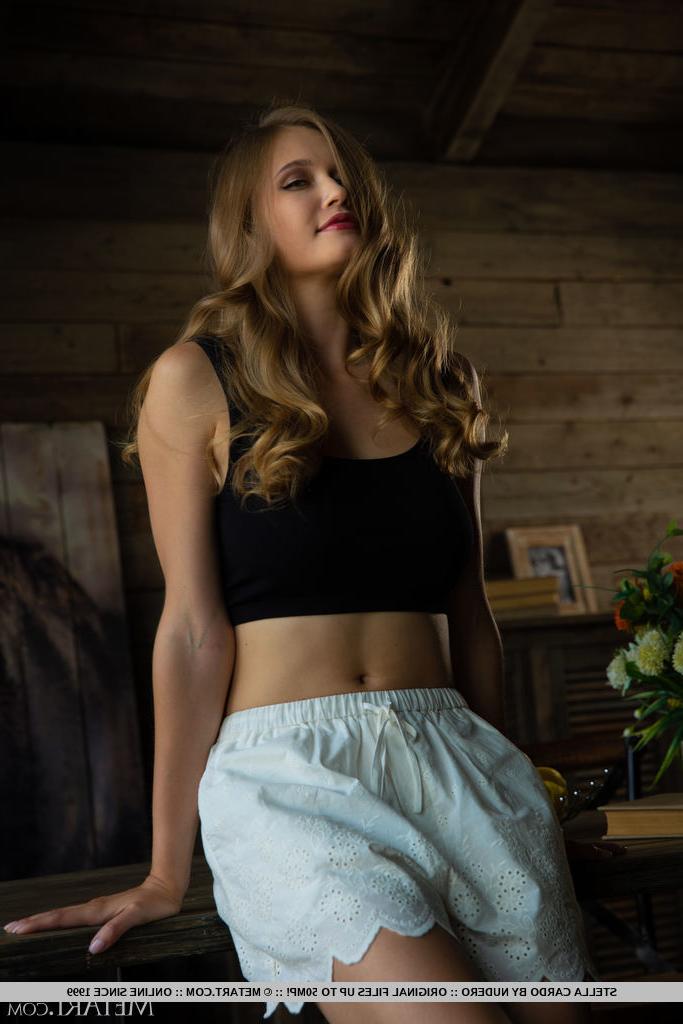 18P La hermosa joven stella cardo libera su cuerpazo de la ropa