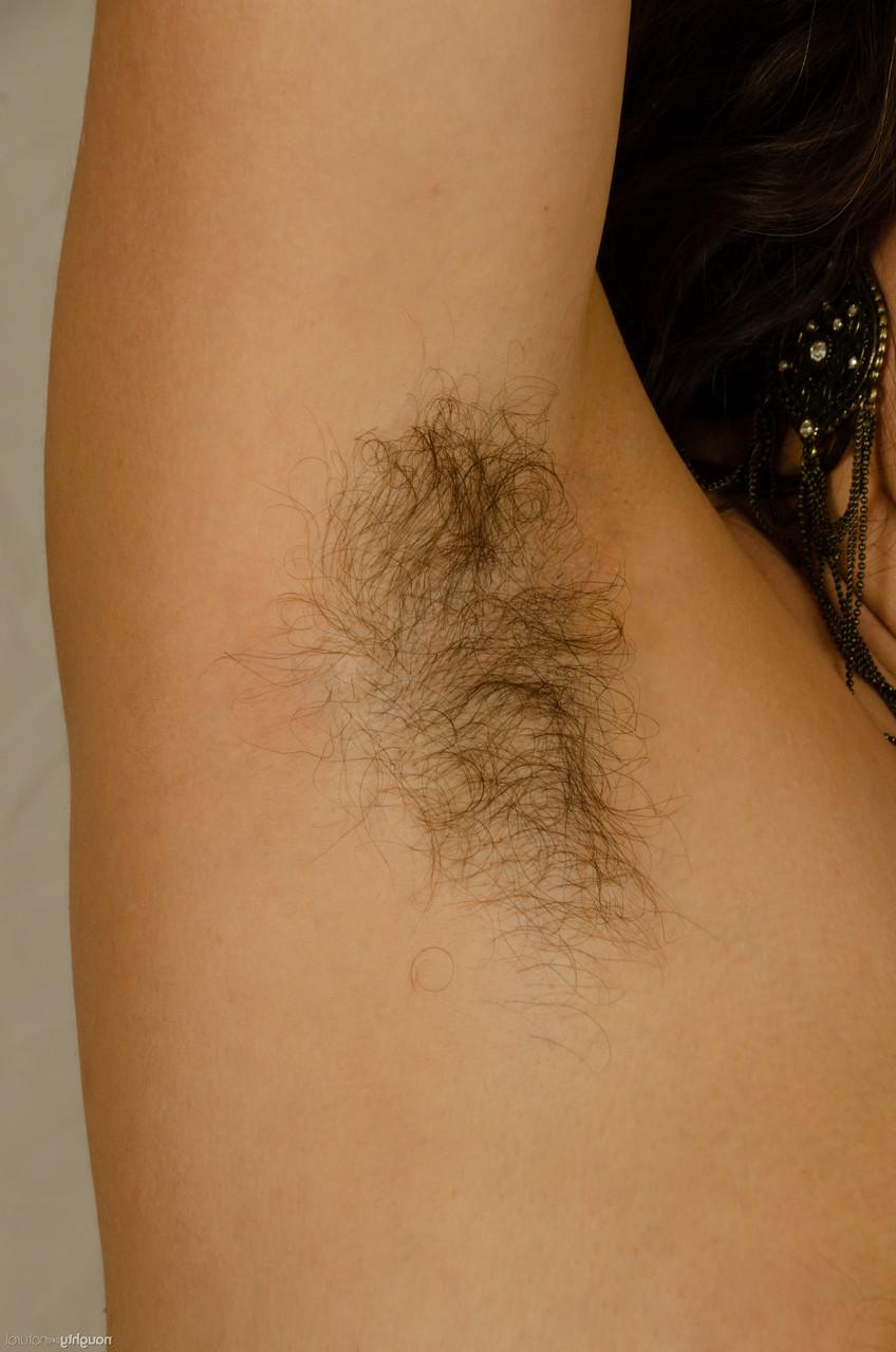 20P Smiley American Nikki Silver lambe seus peitos grandes e mostra sua vulva peluda