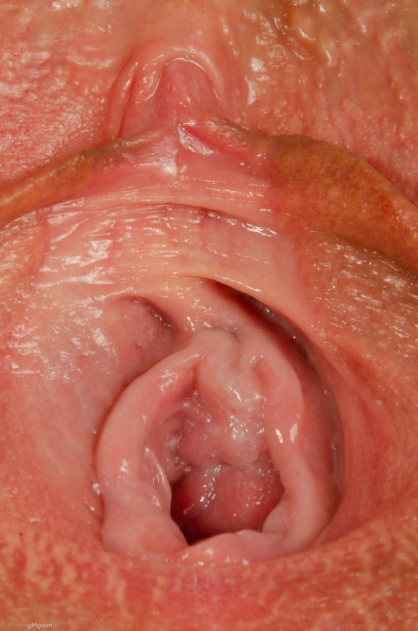 20P Smiley American Nikki Silver lambe seus peitos grandes e mostra sua vulva peluda