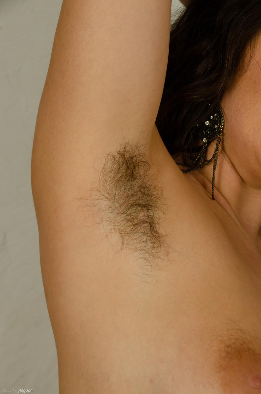 20P Smiley American Nikki Silver lambe seus peitos grandes e mostra sua vulva peluda