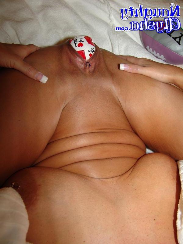 18P Loira nua tira uma bola de futebol nerf da vagina durante uma ação solo