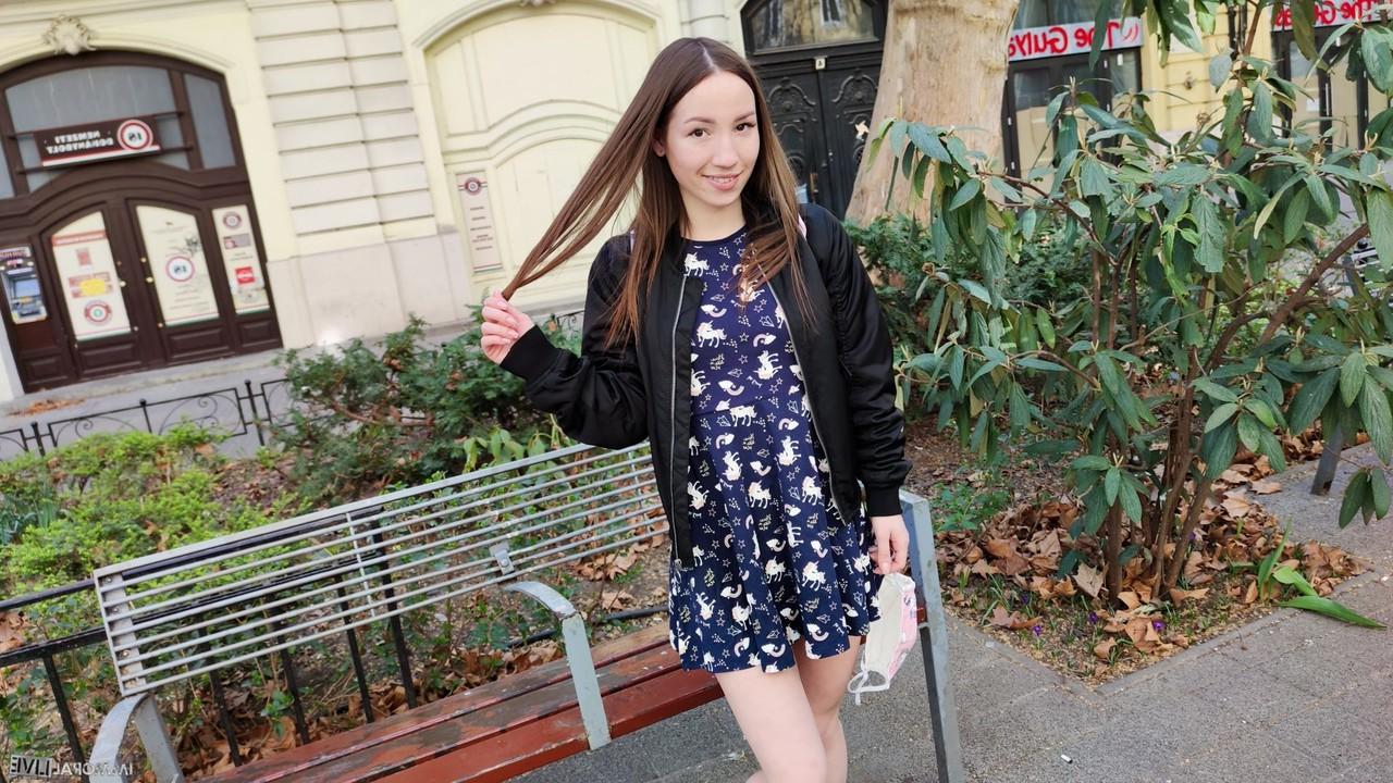 15P La pequeña ninfómana rusa Kate Quinn se juega mientras la follan duro