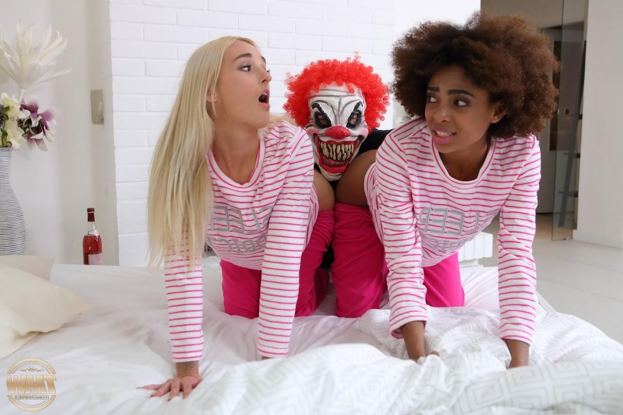 16P Luna Corazon et Daisy font un plan à trois avec un mec portant un masque de clown.