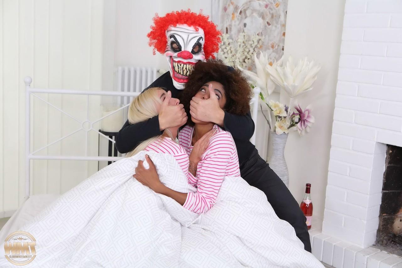 16P Luna Corazon et Daisy font un plan à trois avec un mec portant un masque de clown.