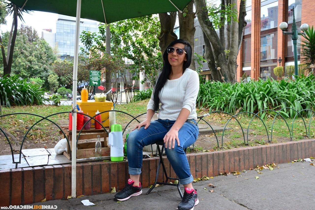 17P MILF latina cachonda es recogida y recibe una polla negra gorda en una follada dura