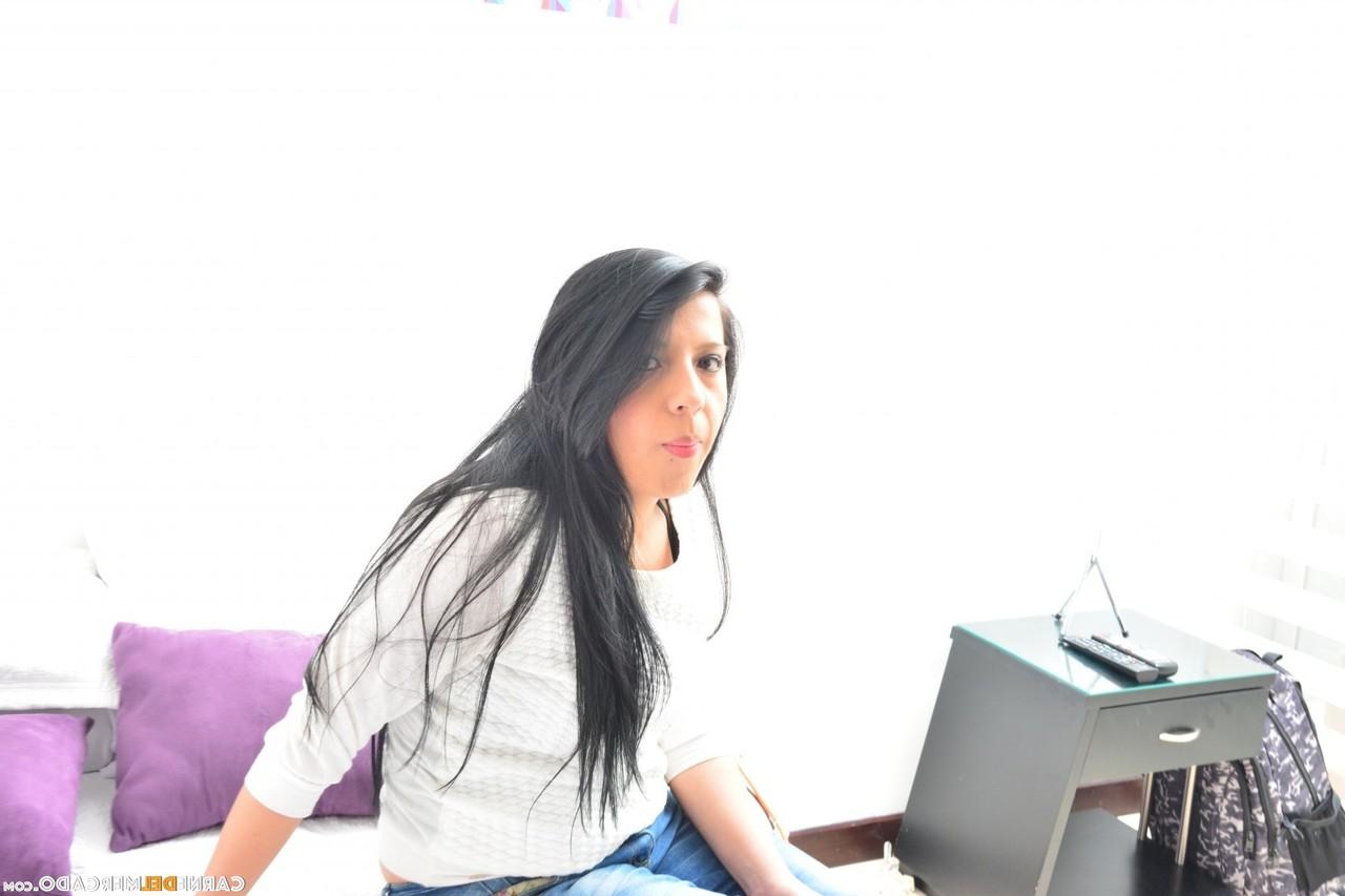 17P MILF latina cachonda es recogida y recibe una polla negra gorda en una follada dura