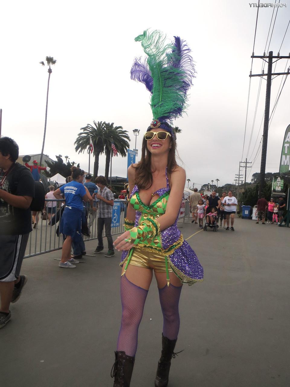 20P Um grupo de estrelas pornôs se vestem com fantasias de carnaval para exibir seus corpos gostosos