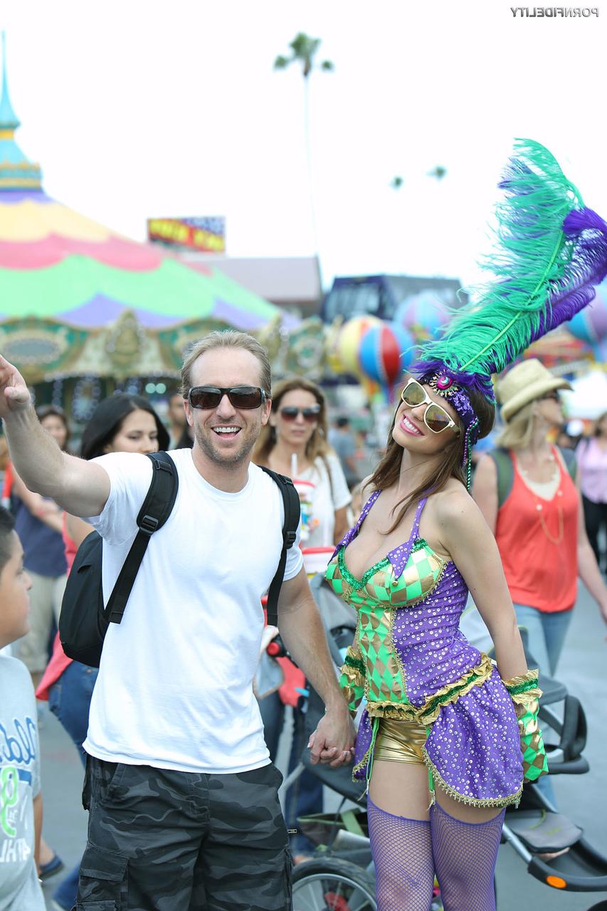 20P Um grupo de estrelas pornôs se vestem com fantasias de carnaval para exibir seus corpos gostosos