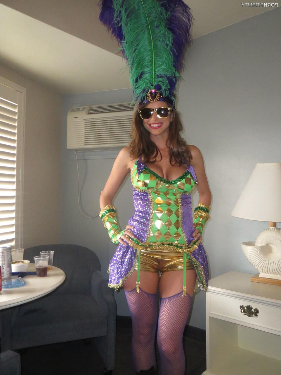 20P Um grupo de estrelas pornôs se vestem com fantasias de carnaval para exibir seus corpos gostosos