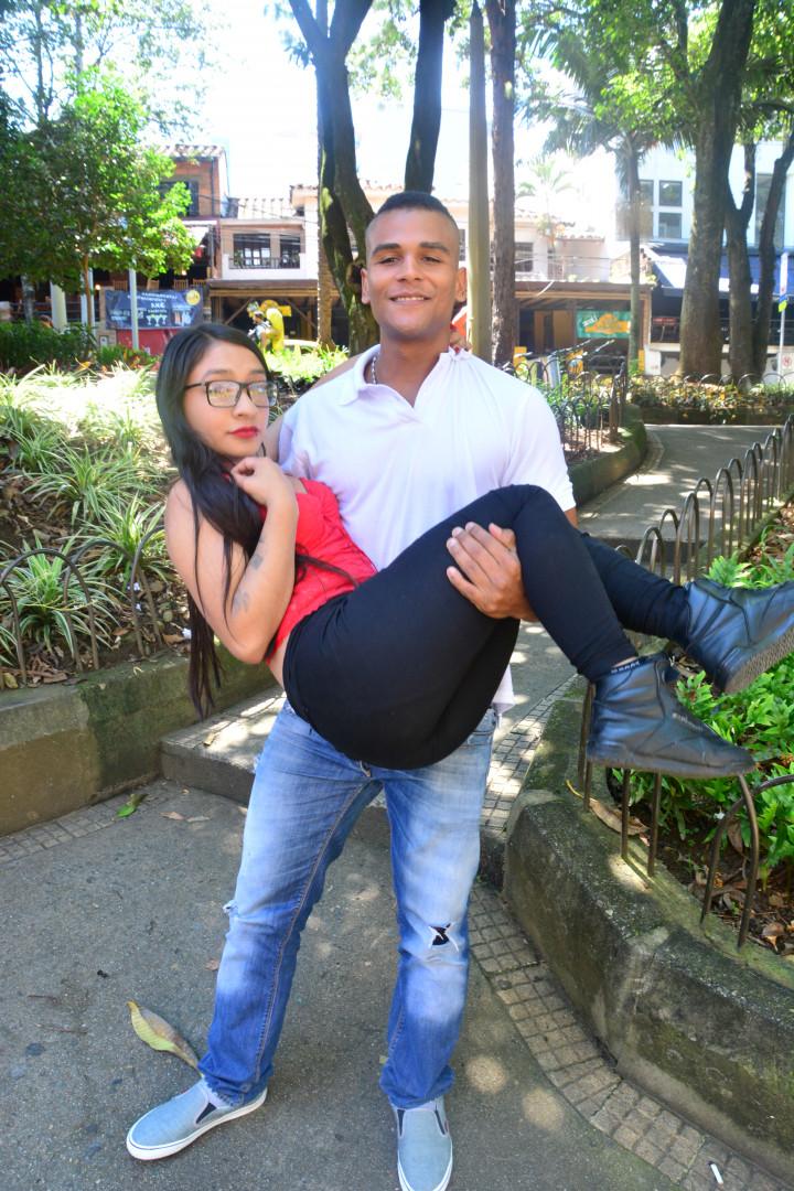 17P Sexy Latina Eva Cuervo com óculos penetrados e facializados no sofá azul