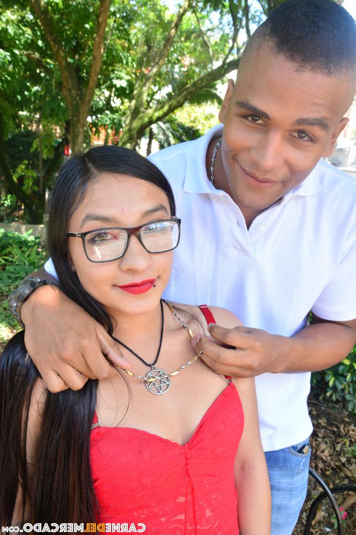 17P Sexy Latina Eva Cuervo com óculos penetrados e facializados no sofá azul