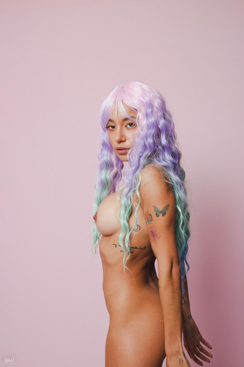 20P La beauté colorée Camila Luna pose nue et enfonce un gode en verre dans sa chatte.