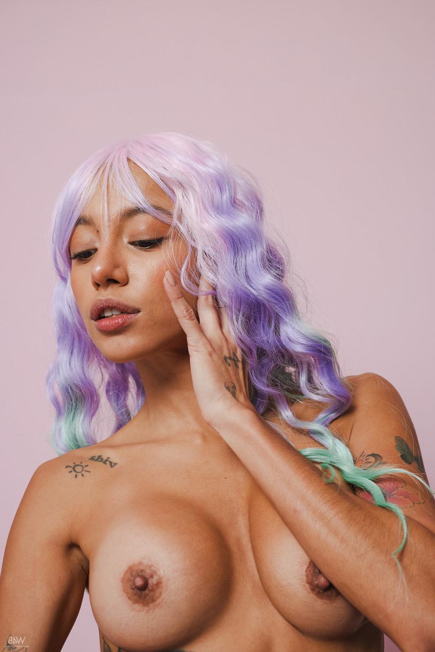 20P La beauté colorée Camila Luna pose nue et enfonce un gode en verre dans sa chatte.