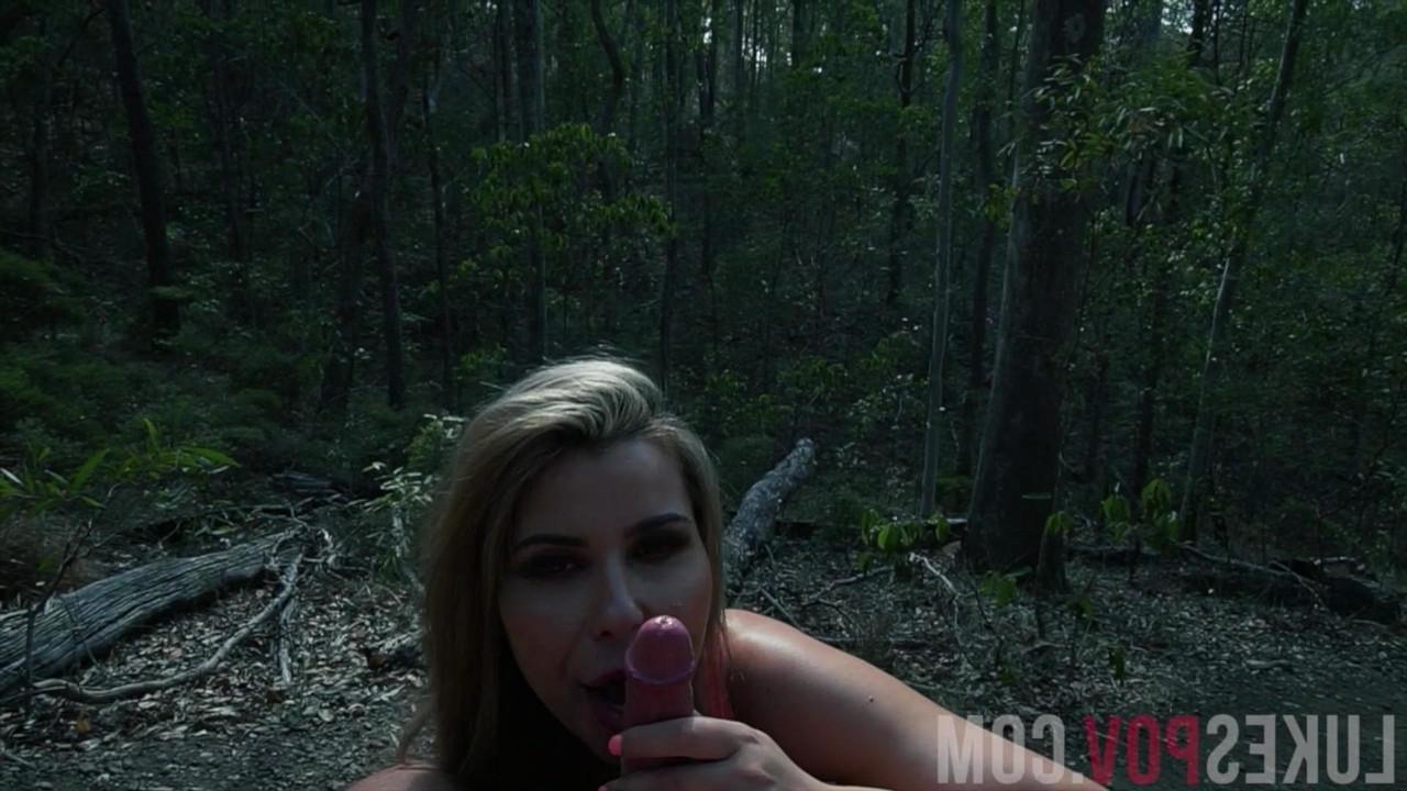15P L'Australienne aux gros seins Nina Milano fait une branlette en POV en extérieur.