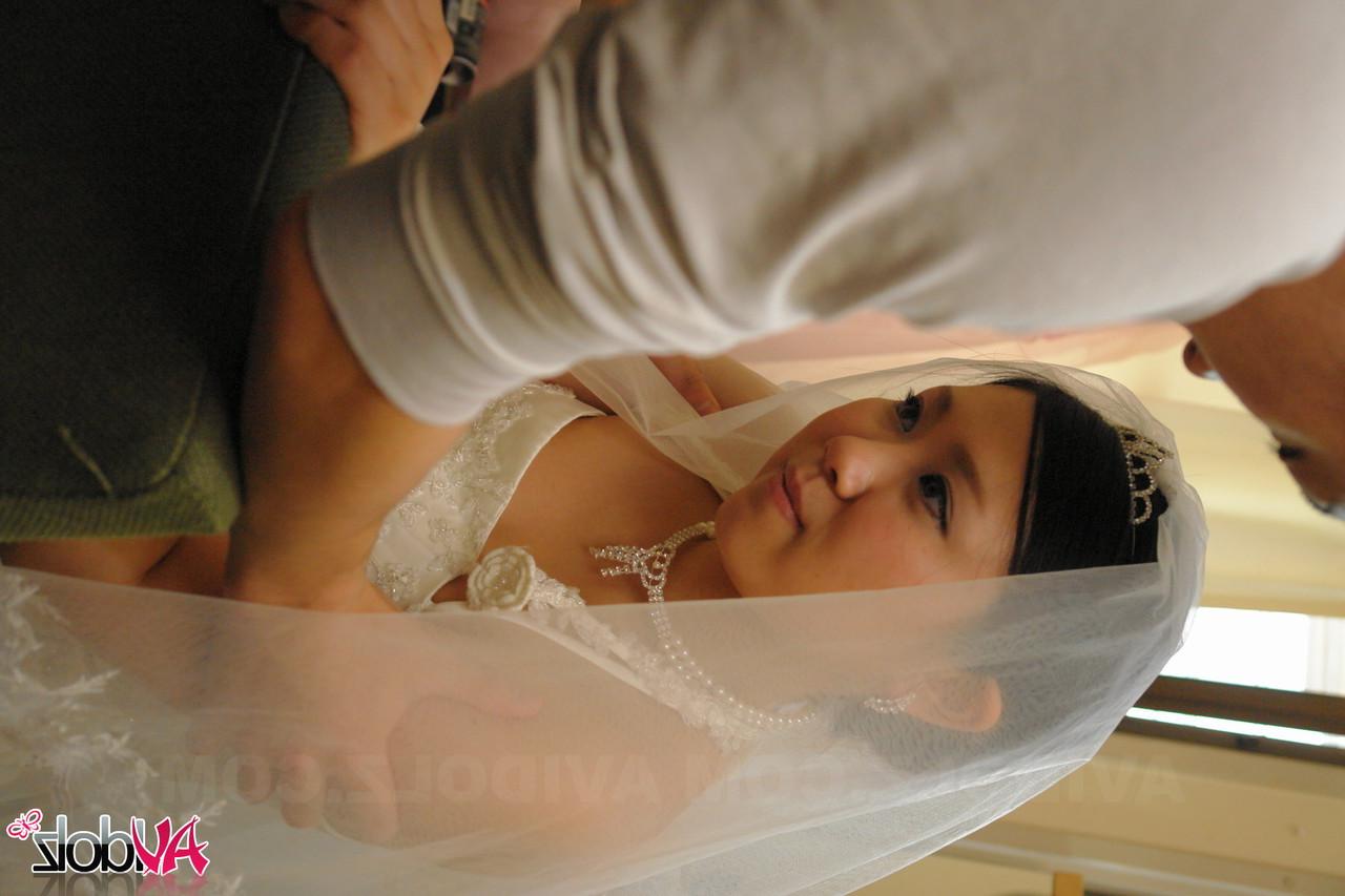 20P A recém-casada asiática Emi Koizumi faz um boquete gostoso em seu homem no dia do casamento
