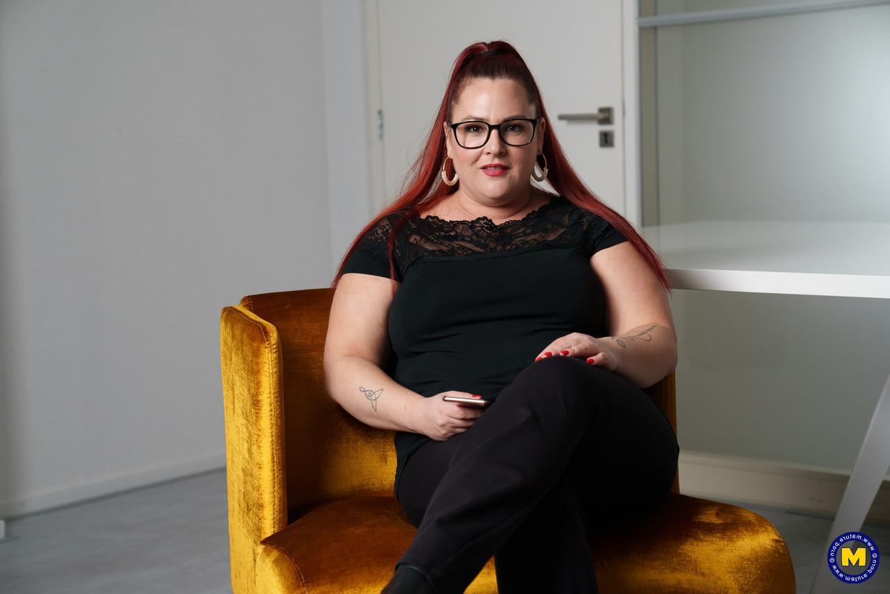 18P Amateur-BBW mit Brille Sabine neckt mit ihrem sexy Dekolleté