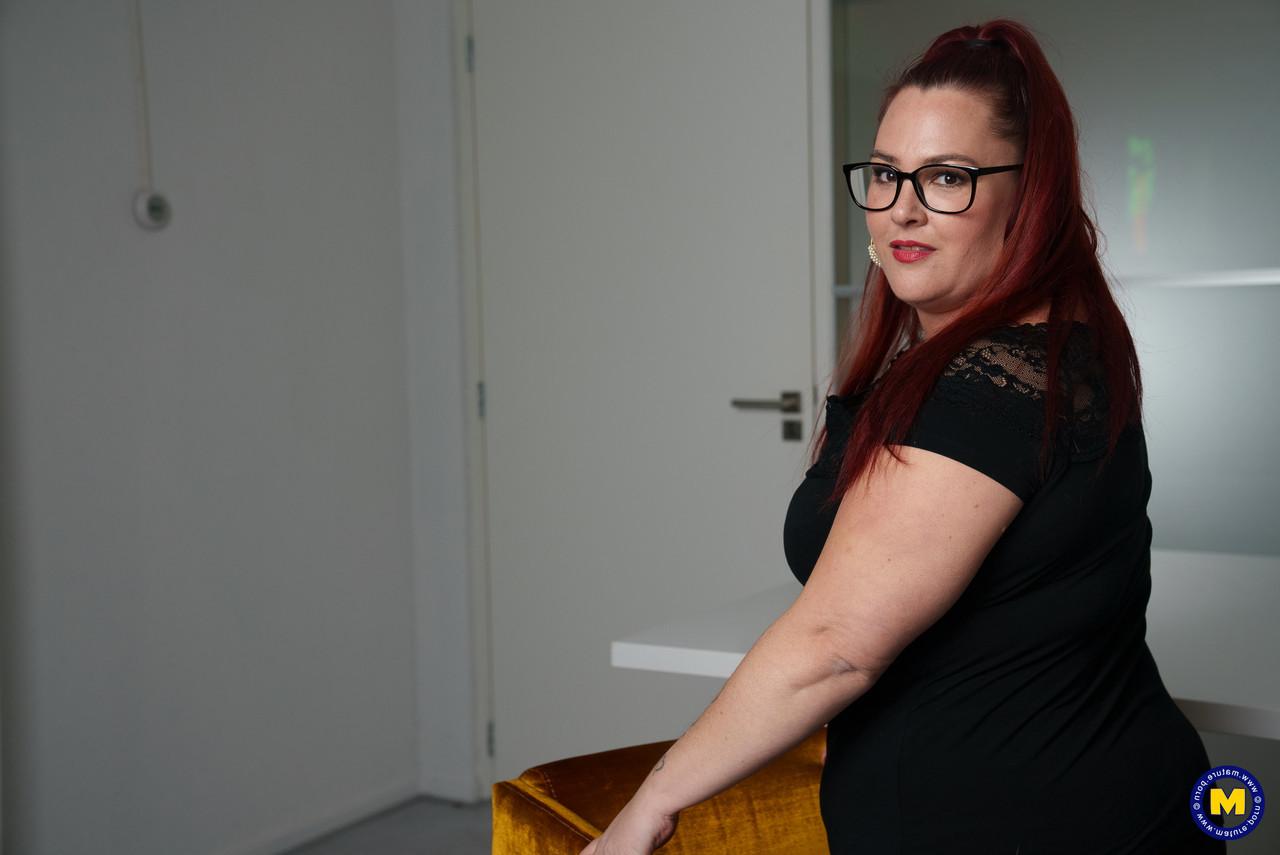 18P Amateur-BBW mit Brille Sabine neckt mit ihrem sexy Dekolleté