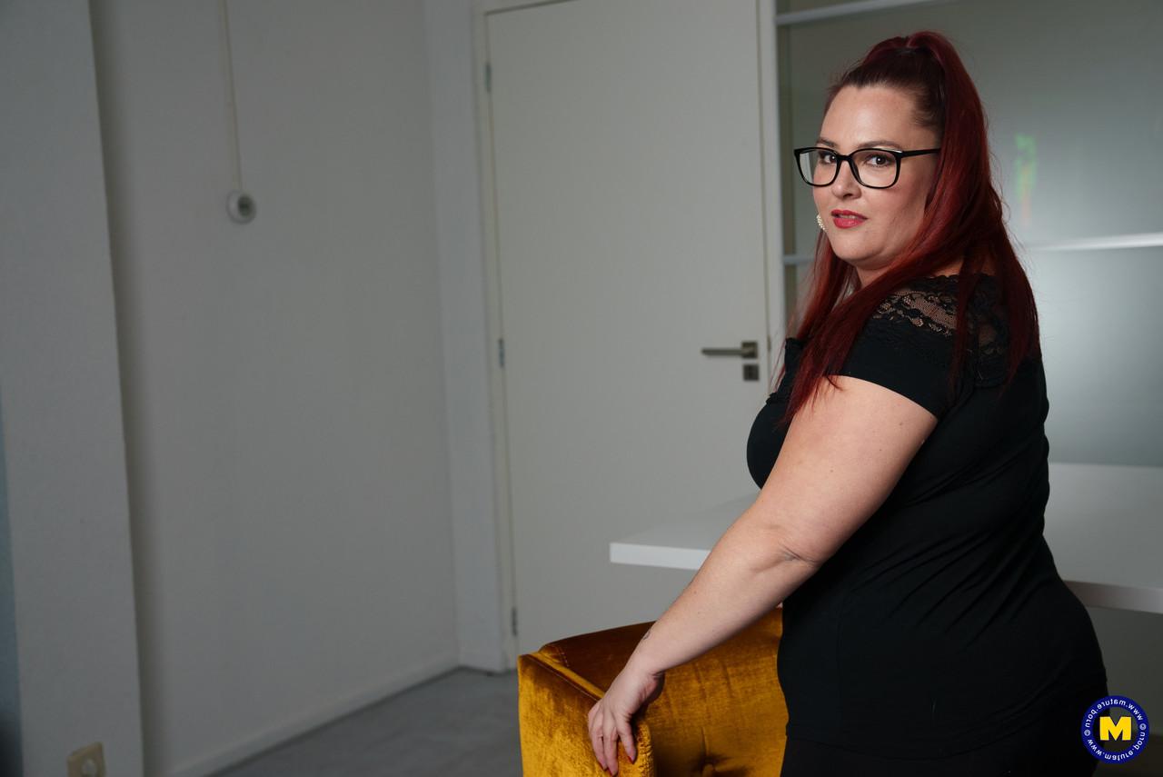 18P Amateur-BBW mit Brille Sabine neckt mit ihrem sexy Dekolleté