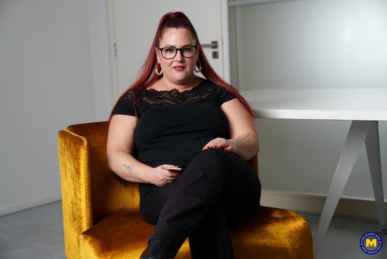18P Amateur-BBW mit Brille Sabine neckt mit ihrem sexy Dekolleté